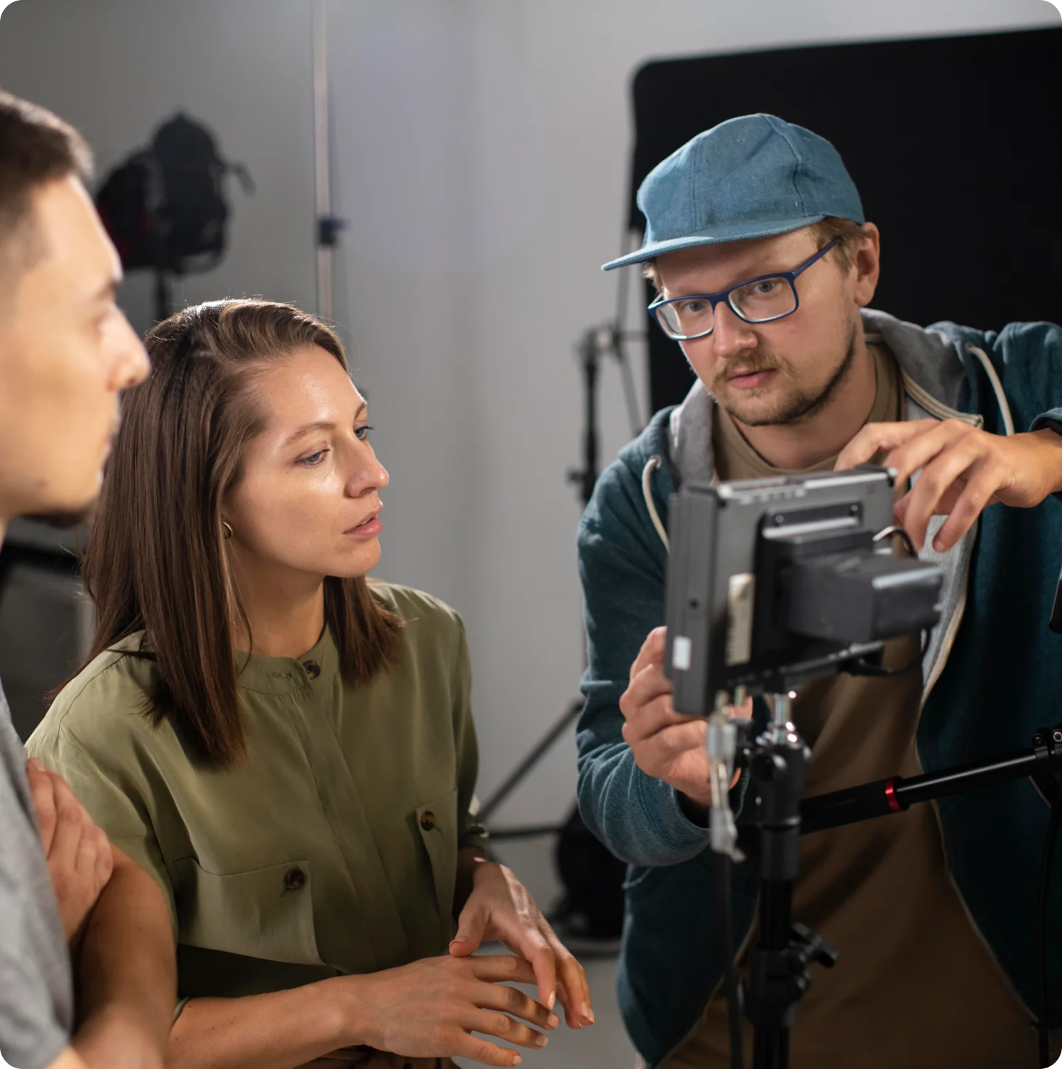 Personas manejando una cámara de video