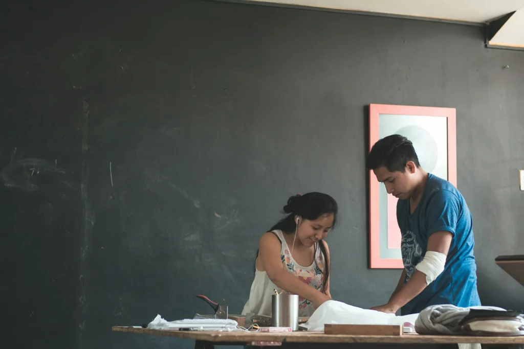 Dos voluntarios trabajando en una Ong