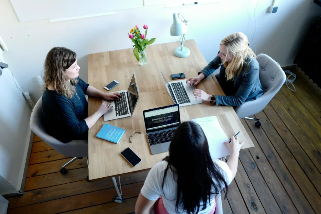 Tres mujeres trabajando en una mesa